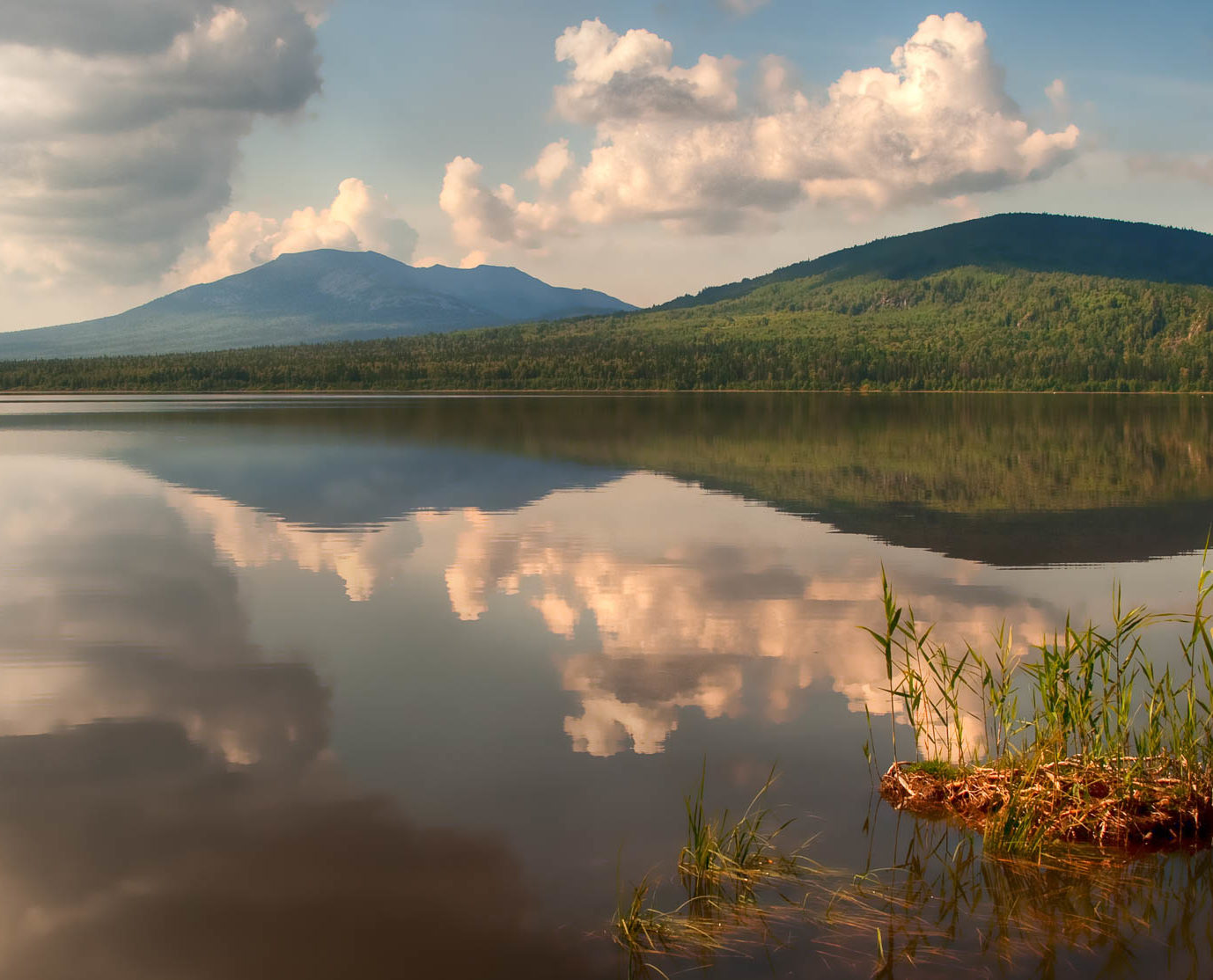 Озеро Зюраткуль. Фотограф Вадим Кукшинов
